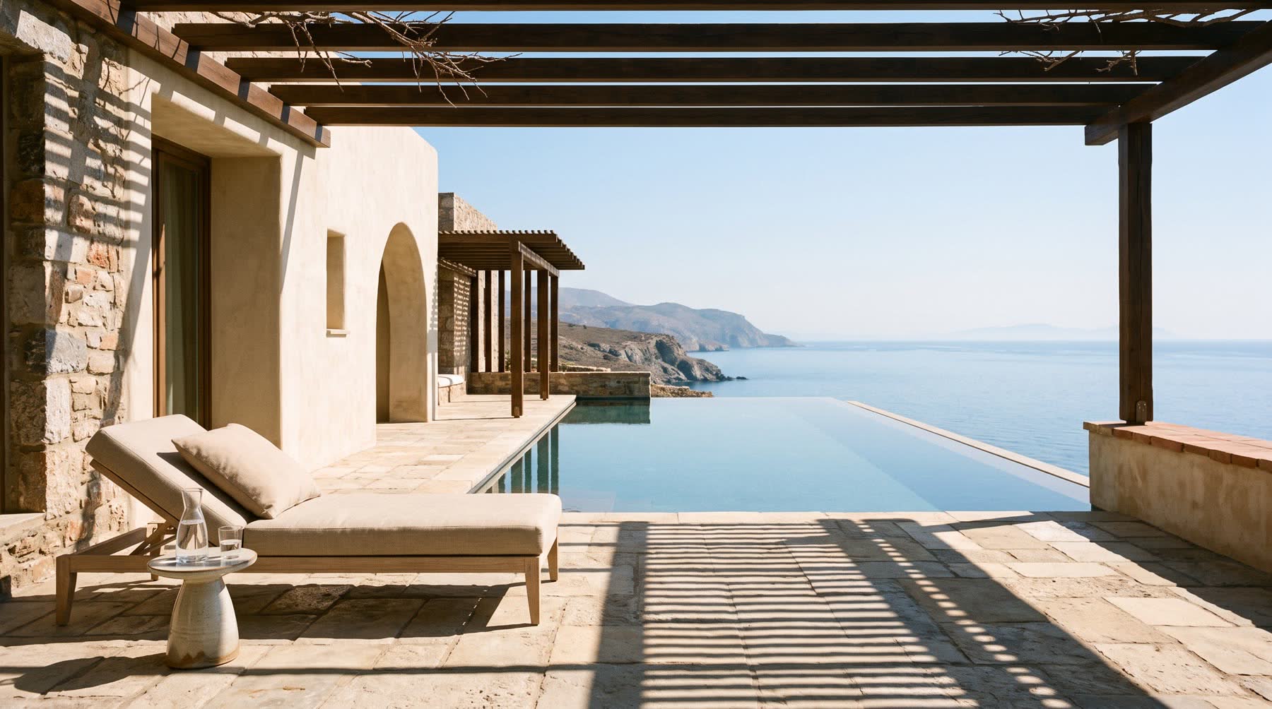 Kampagnenmotiv: Villa-Terrasse mit Pergola-Schatten und Infinity-Pool am Meer, KI-generiert